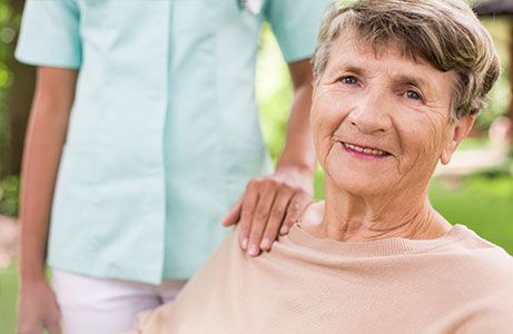 Alte Frau mit Pflegerin